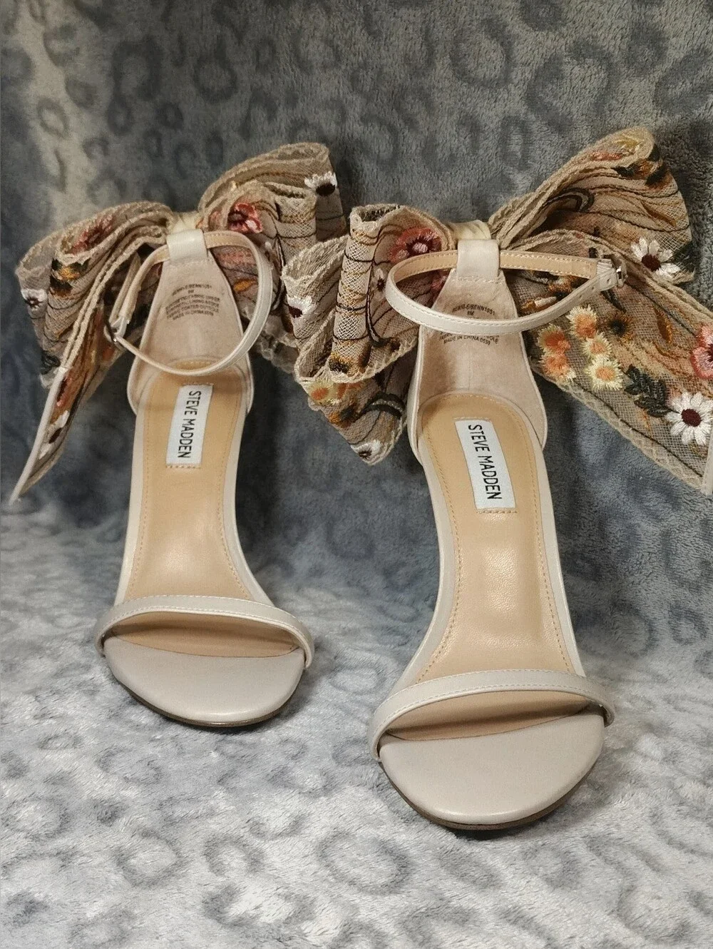 Steve Madden Cream High Heels with Oversized Floral Embroidered Bow Size 8M - Picture 2 of 11